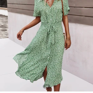 Shein - Helt ny klänning från SHEIN som var liite för stor för mig. Jätte fin sommarklänning. Köparen står för frakten eller mötas upp i Göteborg.