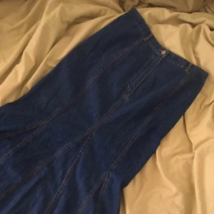 Lång jeanskjol - Lång jeanskjol i mörk denim från c&a. Storlek 38-40