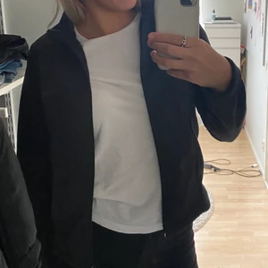 Svart fleecejacka⭐️ - Säljer nu min svarta fleecejacka som passar perfekt nu till hösten!🍂Den har ett litet hål i armen men ingenting som syns mycket!🫶🏼