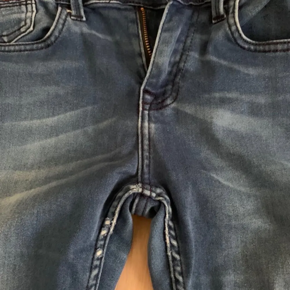 mid waisted tommy hilfiger jeans i storlek 164. finns vissa defekter som på tredje bilden men annars superfina😍 köparen står för frakten!!. Jeans & Byxor.