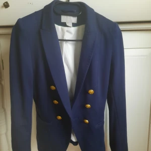 Kavaj - Blå kavaj med guld knappar 