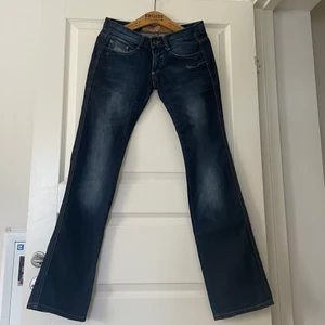 Lågmidjade bootcut jeans - Världens finaste lågmidjade jeans från Freeman T Porter. Jag är 175 cm lång och dom var tillräckligt långa. Midjemått: 85 cm. Innerbensmått: 84cm💕 skriv vid frågor