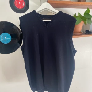 Marinblå väst - Väst som är mysig till hösten 