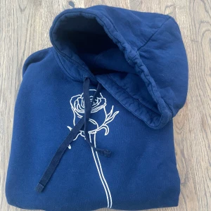 The cool elephant hoddie  - Säljer även denna the cool elephant hoddie i marin blå med en ros på, gjort i vit snöre. Denna är också för liten för mig💞