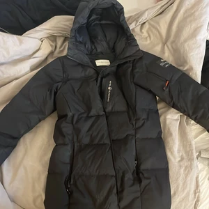 Sail Racing Jacka - Säljer min Sail racing jacka då jag blivit trött på den o vill bli av med den. Har använt den en vinter så den e som i nyskick. Nypris 3499. Tvättas innan säljning. Pris kan diskuteras! Sänkt pris pga att jag vill bli av med den fort!!