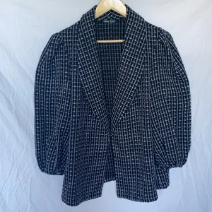 Rutig jacka - Kort rutig ganska tunn jacka/kort kappa i storlek S/36 från shein. Köparen står för frakt 49kr och jag kan posta dagen efter💖📦