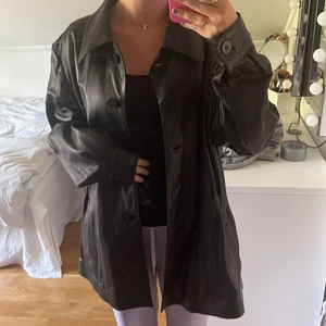 Jacka  - Skit snygg skinnjacka. Den är lite förstor i min smak men fett snygg! Står ingen storlek i men passar nog en stor M och en mindre L. Även en S om du vill ha overzise🥰