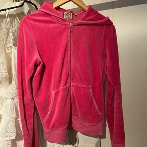 Kofta från Juicy Couture  - Sparsamt använd. Storlek L, passar även mig som är XS/S. Säljer matchande byxor.