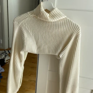 Vit bolero topp! - Så fin kommer dock inte till användning längre;( köpt för 130 plus frakt💓