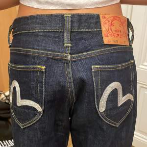 Jättefina jeans men tyvärr för små… köpte dom här på plick men nu så måste jag sälja vidare dom💗 storlek 27 men lite små i storleken💜 köpare står för frakt! Köp direkt för 700