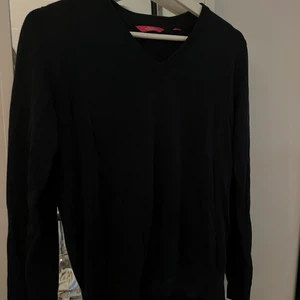 Tröja - Tröja med v-ringning. 