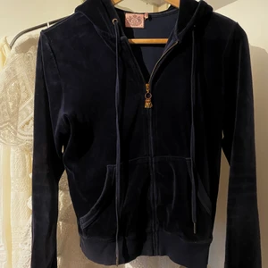 Juicy Couture kofta  - Sparsamt använd kofta från Juicy. Storlek L men passar även mig som är XS/S. Säljer även matchande byxor.