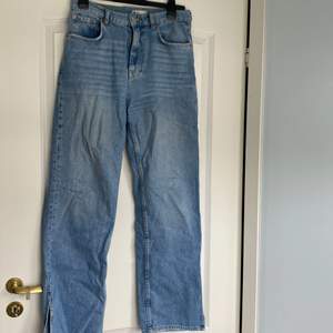 Fina jeans, perfekt passform och längd. Har slits nertill vilket gör de till det lilla extra! 