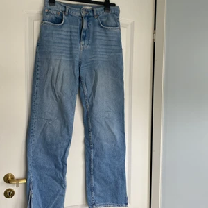 Blå jeans med slits på utsidan av benet  - Fina jeans, perfekt passform och längd. Har slits nertill vilket gör de till det lilla extra! 
