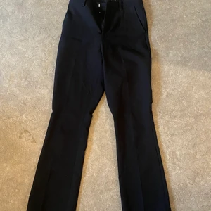 Konstymbyxor - Populära svarta kostymbyxorna från bikbok, bra skick!