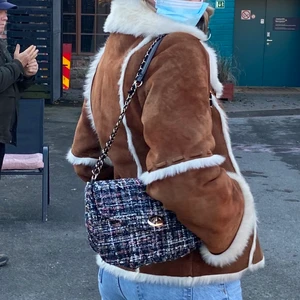 Veske - Jag älskar den här väskan, den passar till allt och har perfekt storlek. I gott skick! 