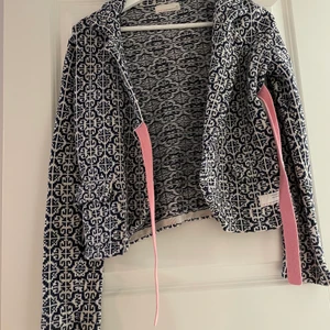 Odd Molly kofta - storlek 1 - Melerad kofta i blå och vit från Odd Molly. Storlek 1 - motsvarar S.   Knyts med de rosa banden i sidan. Använd ett par gånger, fint skick. 