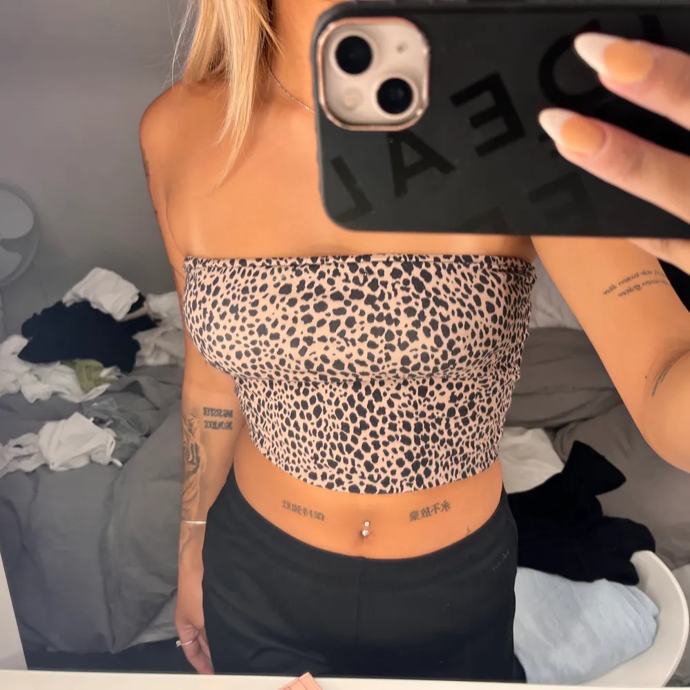 En leopard topp ifrån Gina tricot köpt för 2 år sen men aldrig kommit till användning därav bra skick . Toppar.