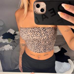 En leopard topp ifrån Gina tricot köpt för 2 år sen men aldrig kommit till användning därav bra skick 