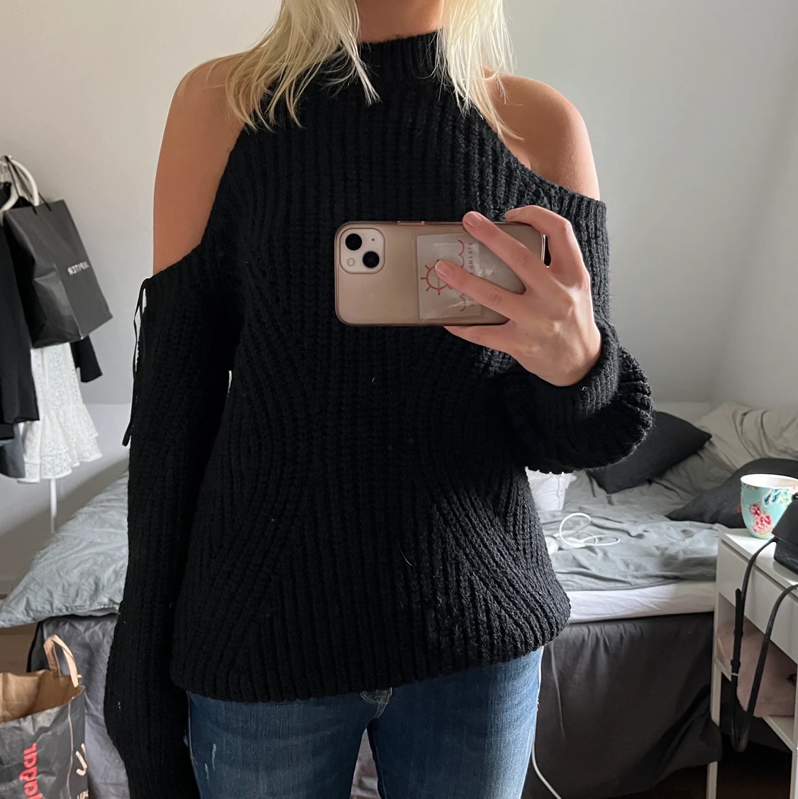 offshoulder svart stickad tröja  - 90