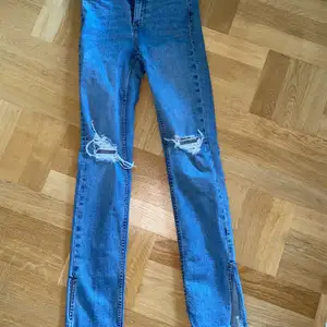 Superfina Zara jeans, med sprunn nertill. 