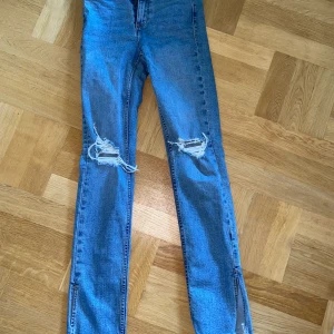 Superfina Zara jeans  - Superfina Zara jeans, med sprunn nertill. 