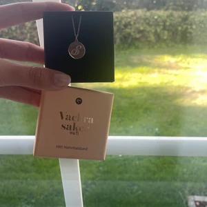 Halsband  - Säljer ett halsband med bokstaven S på💕aldrig använd!