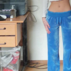 Juicy couture byxor  - Dessa byxor är använda Max 5 gånger. Och ser ut som helt nya, inga tecken på att de är använda. De är i färgen blå och är köpta på juicy couture egna hemsida. Jag är 155cm lång och har strl xxs och de sitter parfekt men de är lite långa i längden. 