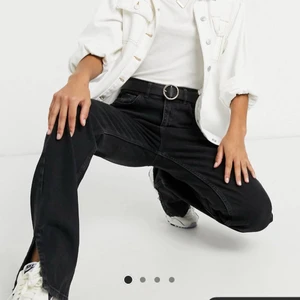 Svarta raka jeans med slits - Säljer dessa snygga svart/grå jeans med slits nertill. Säljer pga jag int tycker dem sitter snyggt på mig. Lite slitna vid sömnen längst ner men på ett snyggt sätt. 😍🫶