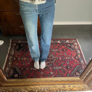 Jeans - Säljer mina jeans från Pull&Bear med två olika färg på benen i storlek 36. Köpta för 1 år sen för 399kr och är nästintill oanvända. Hör av er på DM vid intresse❤️