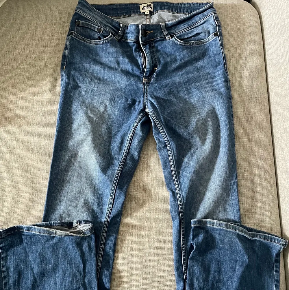 jätte fina jeans i bra skick som är lite för långa för mig passar  168+💓. Jeans & Byxor.