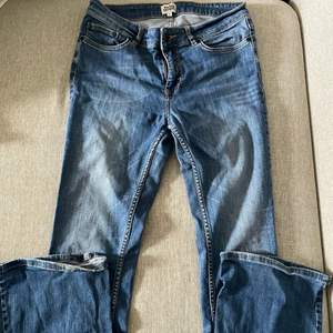 jätte fina jeans i bra skick som är lite för långa för mig passar  168+💓