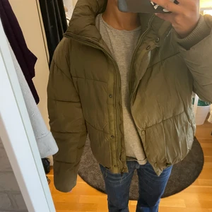 Zara dunjacka  - Säljer denna sköna dunjackan som är perfekt nu inför höst/vintern från Zara, då den tyvärr inte kommer till användning längre