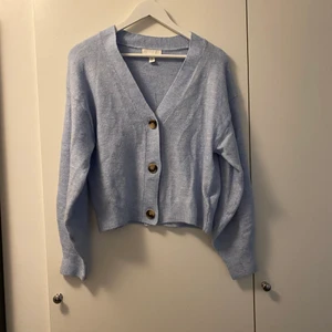 Kofta från H&M  - Blå kofta från H&M, storlek s  Knappt använd 