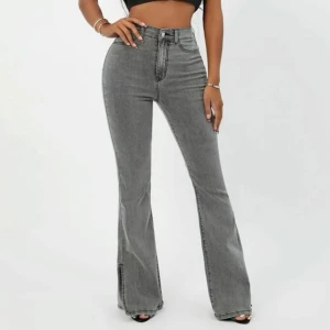 Gråa jeans - Säljer dessa supersnygga gråa jeans med prislappen kvar. Lånad bild ❣️