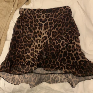 Volangkjol - Världens finaste volangkjol från Nelly. I strl s. Väldigt söt men använder tyvärr inte.