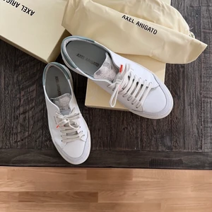 Axel Arigato sneakers  - 🌻Axel Arigato Clean 90 Triple  •Storlek: 41 (upplevs som 40) •Innermått: 27 cm  https://axelarigato.com/se/women/shoes/clean-90/clean-90-triple-98748  Säljer dessa otroliga skor pga fel storlek! Endast använda vid två tillfällen