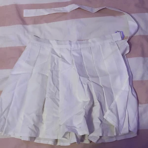 Kjol med öppning 15kr - Säljer min kjol pga att jag har bytt stil, är i bra skick (:  Kan mötas upp runt Jönköping annars står köparen för frakten  Köp fler saker från min profil för ett billigare pris!!