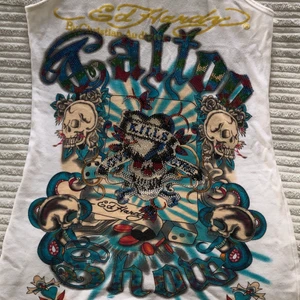 Ed Hardy linne - Sjukt snyggt Ed Hardy linne med strass/diamanter. Linnet är från 00tal och går ej att få tag på längre. Det är utav skönt material lika så stretchigt och går att ha som en kort klänning. Funkar för strlk XS-L. Går att välja mellan båda sidorna. 