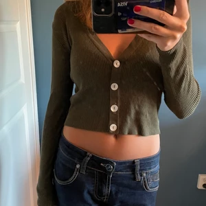 Grön kofta - Storlek S men skulle passa xs-s, knappt använd så den är i bra skick köpt på asos . Pris 50kr+frakt skriv privat för mer bilder / frågor