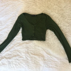 crop top  - Mjuk croptop från pretty little things. Använd max 2 gånger. Rund urringning med knappar.