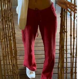 Röda linnebyxor  - Röda linnebyxor i jättebra skick! Tyvärr stora på mig som är 160 och har xs/s😩 midjemått : 83cm Innerbenslängd: 84cm  använder ej funktionen frakt 63kr 