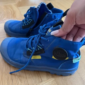 Palladium unisex skor  - Palladium storlek 33 unisex barn. Gott som nytt skick använt antal gånger. Inga slitage. Köpt på zalando kostat 699