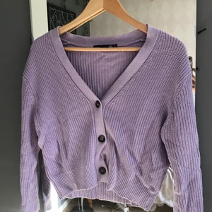 Stickad tröja - Stickad lila kofta.💜