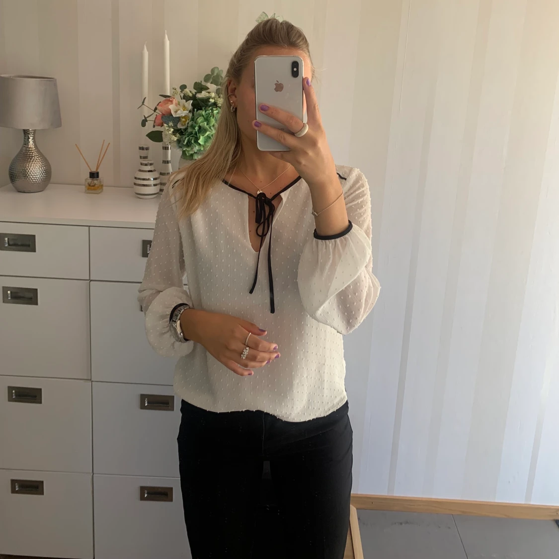 Vit blus med svarta detaljer  - 90