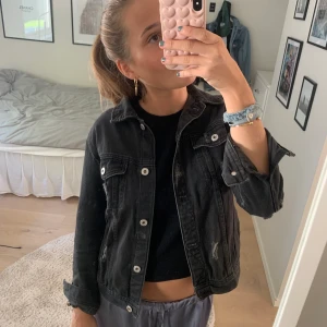 Jeansjacka - Köpt på barnavdelningen men passar mig som är en xs/s. Bra skick