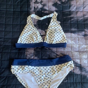 Bikini - En bikini i storlek 38 köpt på hm för flera år sedan. Använt ca 10 gånger, sen är den legat i garderoben i flera år. Då den inte passar & har andra bikinis. 