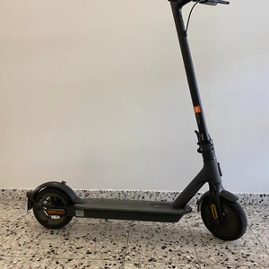 Xiaomi Mi Electric Scooter 1S - Säljer min Xiaomi Mi Electric Scooter 1S som jag knappt har använt Den är nästan i nyskick och har nästan inga synliga repor El-sparkcykel var köpt förra sommaren på net on net och har bara använts fåtal gånger  Ny pris är 5000kr Mitt pris är 4000kr 