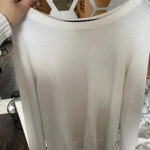 Vit stickad. Vila - Säljer en populär kritvit stickad från vila strl m. Skicket syns på bild 2☺️ 