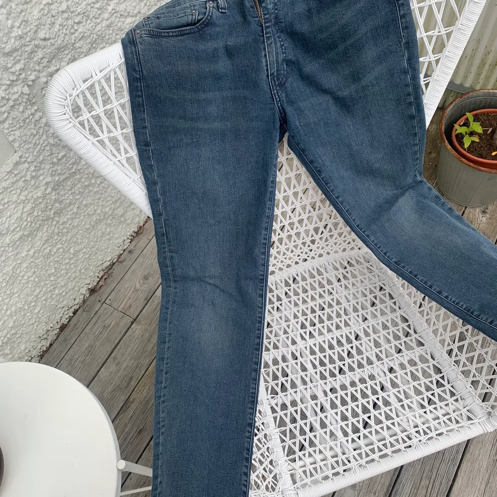 Sjukt fräscha Levis 514 jeans som är i nyskick då de ej är använda. Modellen på jeansen är 514 o sitter ganska exakt som 501 bortsett från att det är dragkedja i gylfen o ej knappar. Storleken är 32/34 men sitter mer som 32/32 skulle jag säga.. Jeans & Byxor.